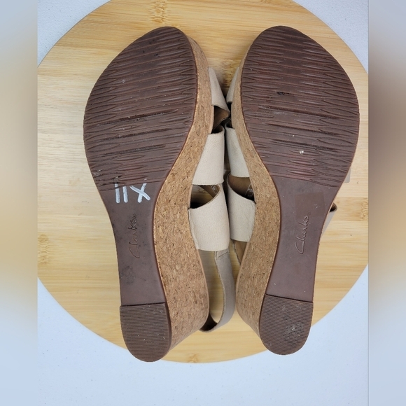 Clarks Soft Cushion Side Buckle Tan Faux Leather Cork Wedge Sandals‎ Sz 9.5 M - Picture 13 of 14